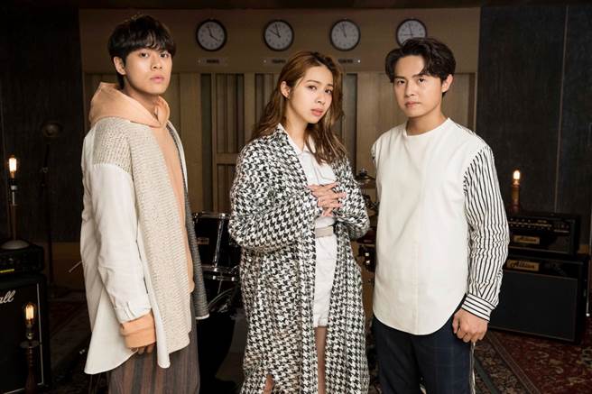 告五人雲安（左起）、犬青、謙哥近來推出新歌〈在這座城市遺失了你〉。(相信音樂提供)