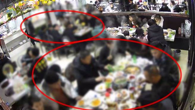 大陆贵阳一家自助式火锅烧烤店来了两桌客人，一共16人前来聚餐。没想到吃完之后，这群人竟然分成两批人马，从后门悄悄溜走。(翻摄画面)