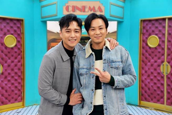 郑人硕、张书伟一起录《请问你是哪里人》。（卫视中文台提供）