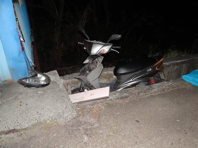 苗栗县26岁郭姓男子6日凌晨2时许骑机车，从苗栗市载女友欲返回台中住处，行经台1线通霄镇白沙屯路段，自撞路旁铁皮屋后，机车卡进水沟内，郭男重伤不治。（翻摄照片／巫静婷苗栗传真）