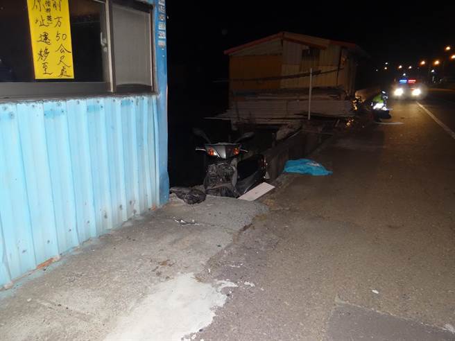 苗栗县26岁郭姓男子6日凌晨2时许骑机车，从苗栗市载女友欲返回台中住处，行经台1线通霄镇白沙屯路段，自撞路旁铁皮屋后，机车卡进水沟内，郭男重伤不治。（翻摄照片／巫静婷苗栗传真）