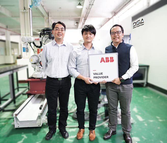 达详总经理黄晧伦（右起）、ABB台湾公司工业机器人及离散自动化事业部业务经理蔡之纬与副总蔡景淳。图／陈逸格