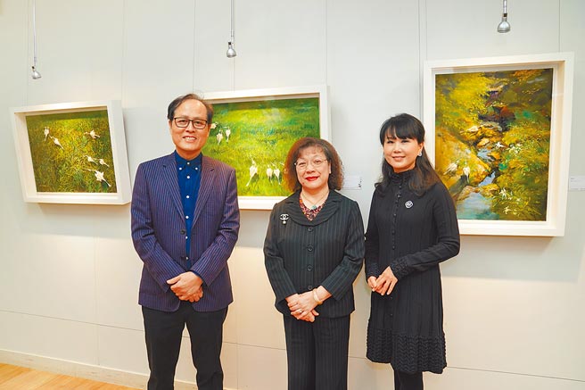 第一银行文教基金会举办「绽放」创作展，第一银行总经理郑美玲（中）、臺湾当代油画大师苏宪法教授（左）与展出艺术家张琇珍（右）合影。图／第一银行提供