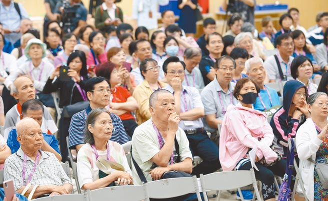 考试院诠叙部拟修法，删除再任私校且月薪超过法定基本工资者停发月退金规定，另缴付退抚基金费用将不课税。图为北市府先前办退休公务人员关怀座谈会场景。（本报资料照片）