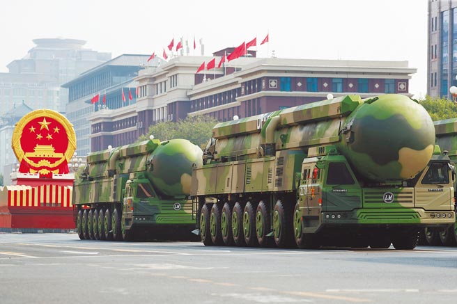 大陆东风-41核弹方队。（中新社）