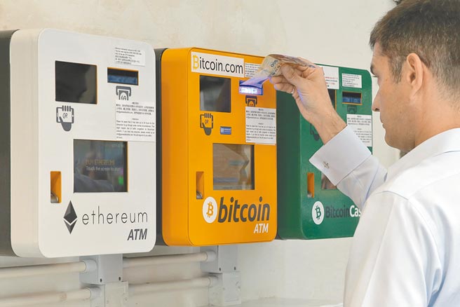图为一名男子在2018年5月11日星期五在香港使用比特币ATM。比特币是世界上最受欢迎的虚拟货币。此类货币与银行或政府无关，允许用户匿名消费。（美联社）