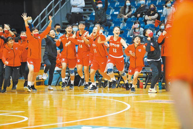 普門中學在HBL外卡賽獲勝、收下8強門票，全隊欣喜若狂。（大會提供）