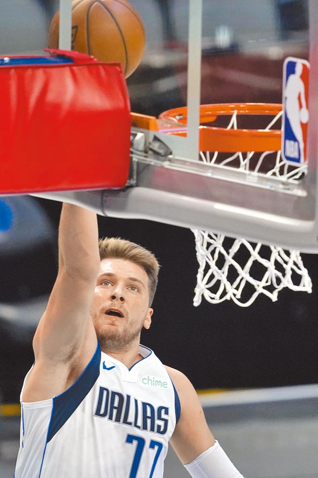 独行侠当家球星东契奇，昨缴出33分、16篮板、11助攻的大三元成绩。（美联社）