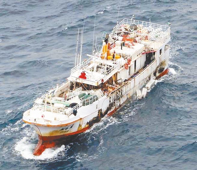 蘇澳籍漁船「永裕興18號」在中途島東北方海域失聯，至今仍在海上漂流。（讀者提供／李忠一宜蘭傳真）