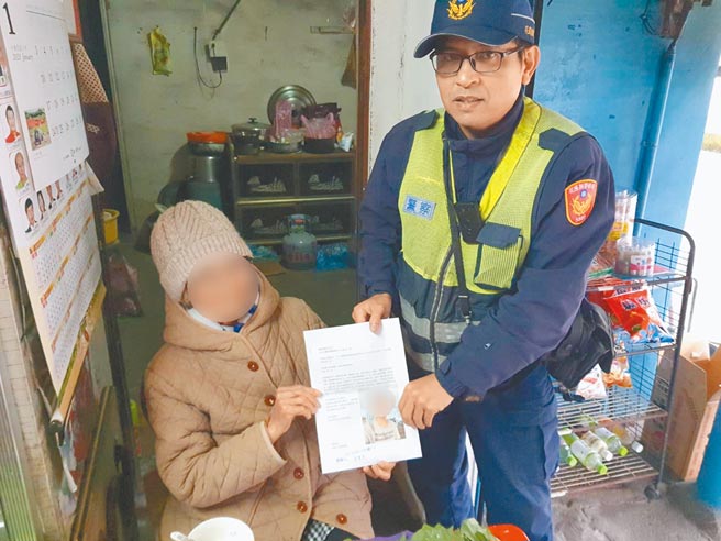 富源派出所员警不辞辛劳，不放过任何蛛丝马迹，循线找到杨老先生故居并将感恩信交给遗孀，成了美谈。（凤林警分局提供／王志伟花莲传真）