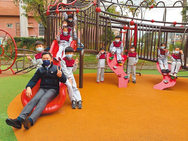 新竹市龙山国小以校名「龙」打造特色共融游具，龙口大嘴吐出的舌头就是溜滑梯，让孩子化身驯龙高手。（邱立雅摄）