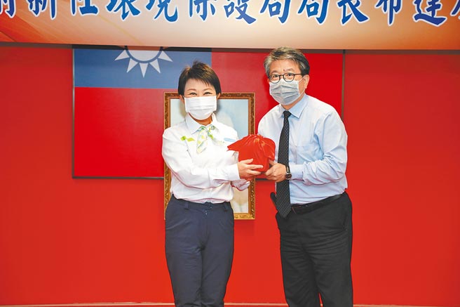 台中市长卢秀燕5日在市政会议主持新任环保局长布达典礼，由代理局长陈宏益真除升任。（卢金足摄）