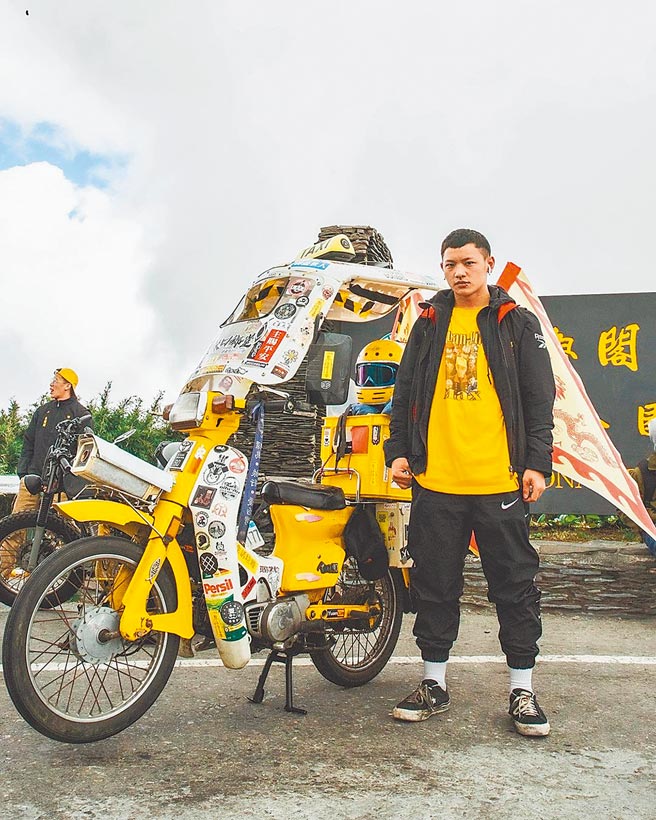 谢耀荃号召一群热爱骑车的朋友，创立了机车同好社，取名「口乡堂」，发展出员林特有的车聚次文化运动。（谢沅录提供/吴建辉彰化传真）