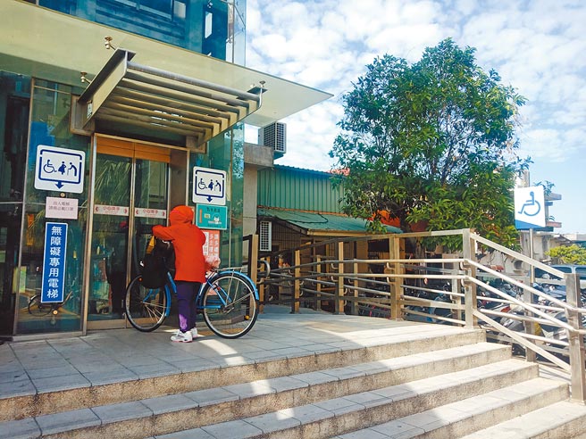 彰化火車站人行陸橋兩側設置的電梯，主要是提供行動不便者使用，但卻有許多民眾貪圖方便濫用，甚至連腳踏車、電動自行車都一起進電梯，造成彰化市公所維護費與電費大增。（謝瓊雲攝）