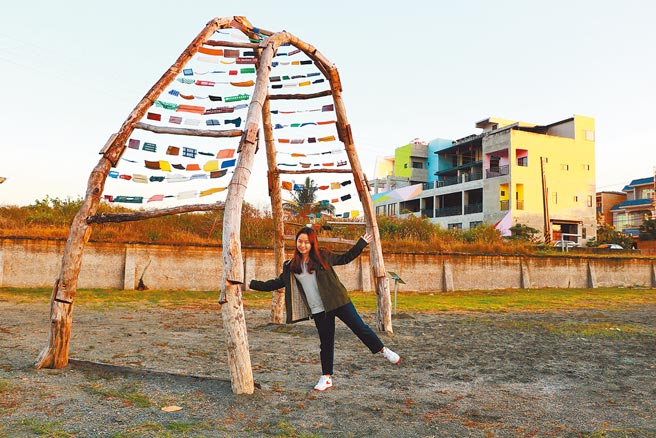 鹏管处请来加拿大知名艺术家Justin在南平里运用海漂材料创作5座装置艺术，除打造大鹏湾旅游新亮点，也为地方观光注入强心针。（谢佳潾摄）