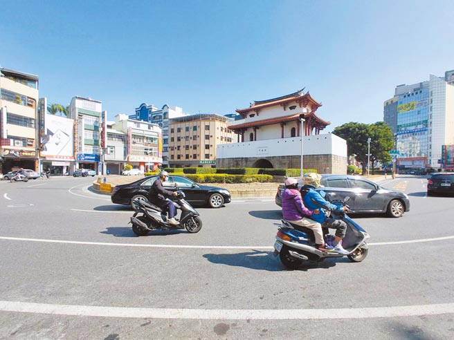 台南市東門城圓環交通事故頻傳，市府交通局計畫透過工程的手段來改善。（洪榮志攝）