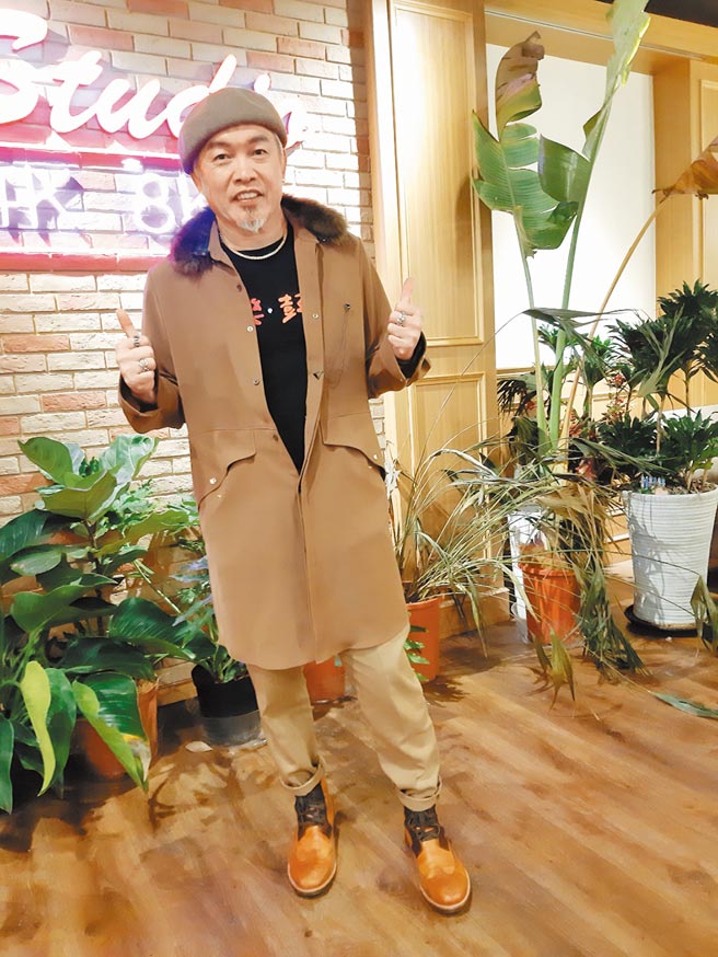 康康近日錄《命運好好玩》宣傳新歌。  （吳維書攝）