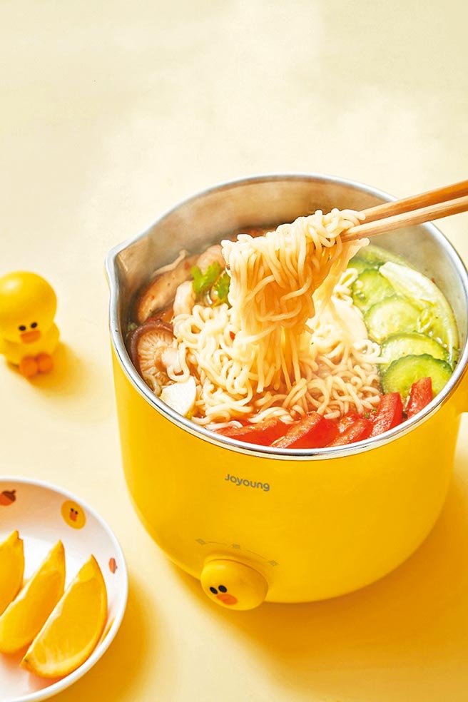 全聯「九陽多功能料理鍋」，可上蒸下煮、鍋蓋能當手機架，扣1000元福利點+549元、或300福利點+749元，或10生鮮積分+549元換購。（全聯提供）