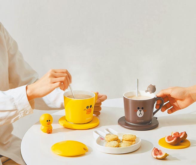 全聯「九陽恆溫暖杯墊」，底座防滑設計且具有溫度保護功能，扣1000元福利點+449元、或300福利點+649元，或10生鮮積分+449元換購。（全聯提供）