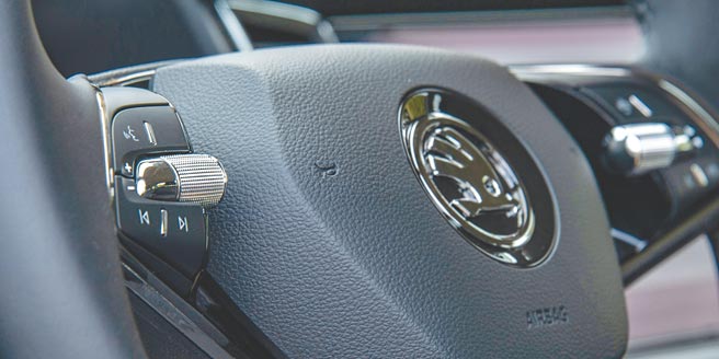 方向盘採用全新设计悬浮式飞梭滚轮，既精致又实用。（陈大任摄）