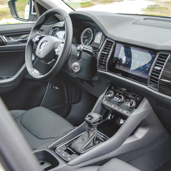 内装选用黑色真皮座椅搭配Piano Black亮面烤漆黑纹饰板，展现尊荣大器。（陈大任摄）