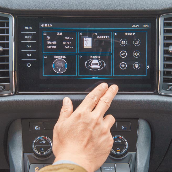 萤幕内容可以手势左右翻页，并提供自订我的最爱。（陈大任摄）