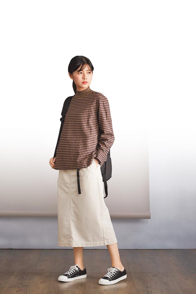 女有机棉法兰绒套衫，使用双纱线，施以起毛加工增加布料温暖的触感。使用对环境温和的有机棉所制成，890元。（无印良品提供）