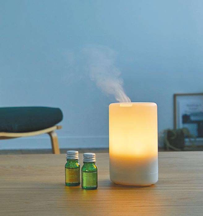 超音波芬香喷雾器，利用超音波震动原理扩散精油香气， LED灯可单独使用，当作间接照明，1690元。（无印良品提供）