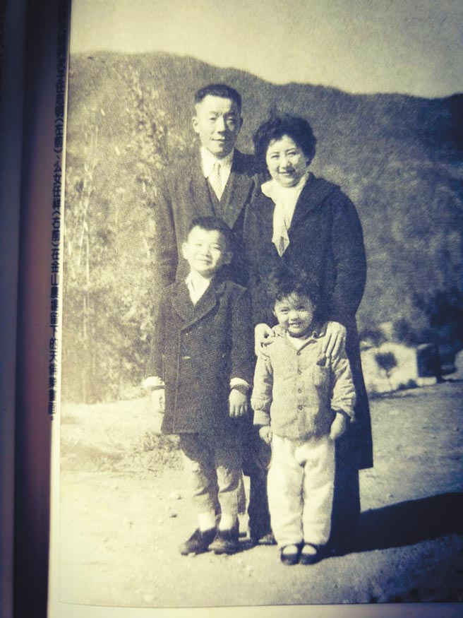 任祥（前右）與二哥志明，在金山農場渡過快樂的童年。