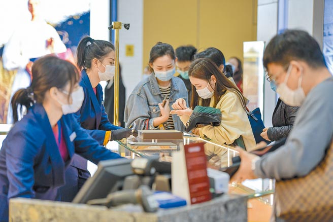 消费服务有望成为大陆十四五规画的成长主轴，图为1月1日，顾客在海口市内免税店选购商品。（中新社）