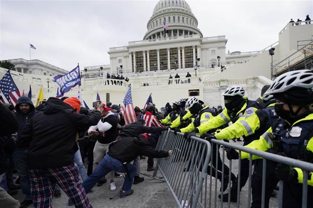 美總統認證變世紀大混戰，場外示威者與警方拉扯衝突不斷。(美聯社)