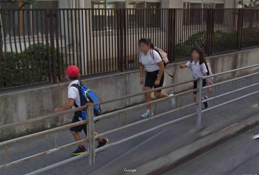 透過google maps街景發現一名受小的男童遭兩名高壯的女童追逐，本以為是孩子間的嬉鬧，有其他網友分享故事後續，讓不少人都相當憤怒。（圖／翻攝自PTT）