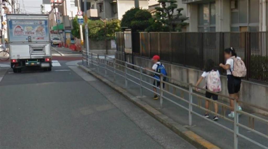 三人本在人行道上行走，但後方兩名女童卻突追上前方男童。（圖／翻攝自PTT）