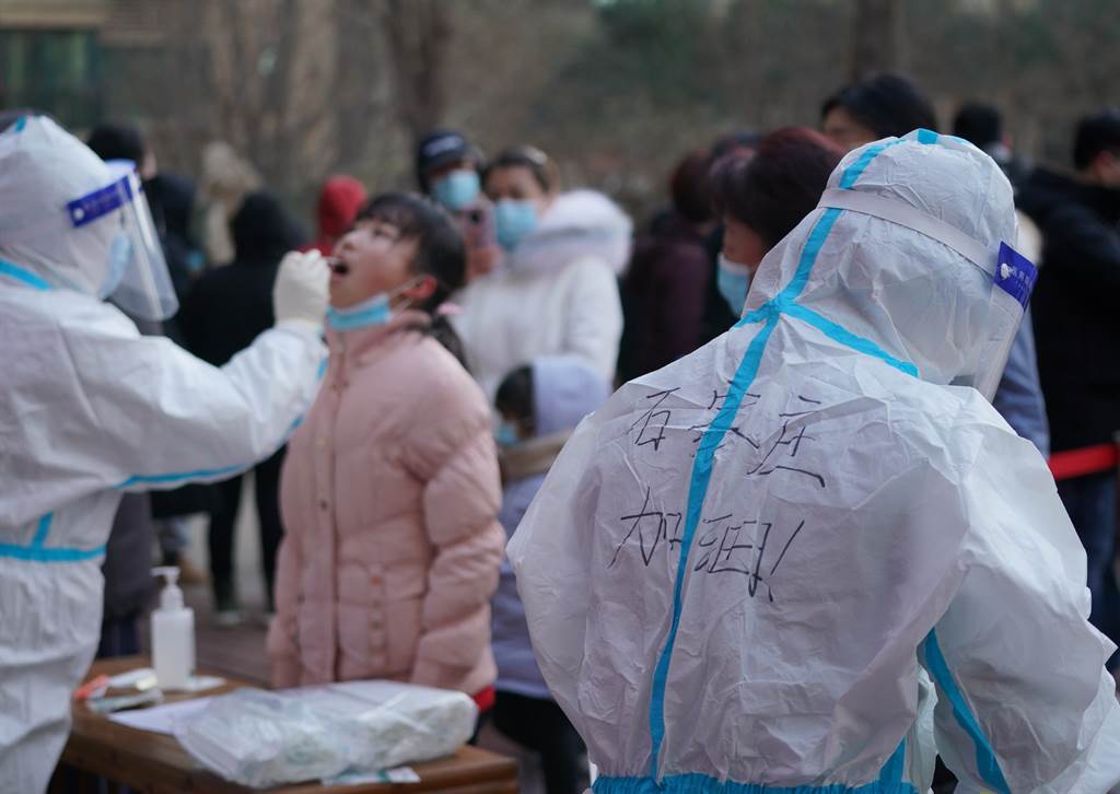 河北石家莊爆發百人感染新冠病毒疫情，1月6日起全市範圍內全面啟動全員核酸檢測。（圖／新華社）