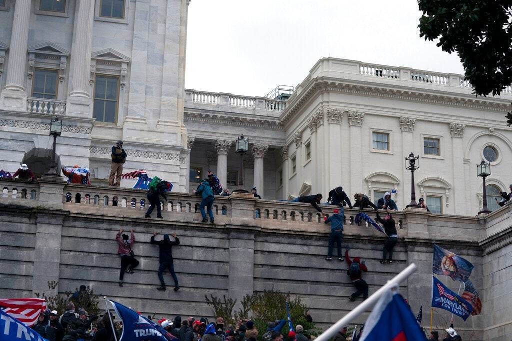 美国国会暴乱，大量群众试着翻入国会大厦，主要是为了阻止新总统确定。图/AP(photo:ChinaTimes)