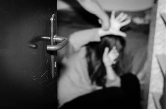 17歲少女MTV遇狼網友 舔耳咬胸逼口愛 她崩潰躲廁所猛撞牆