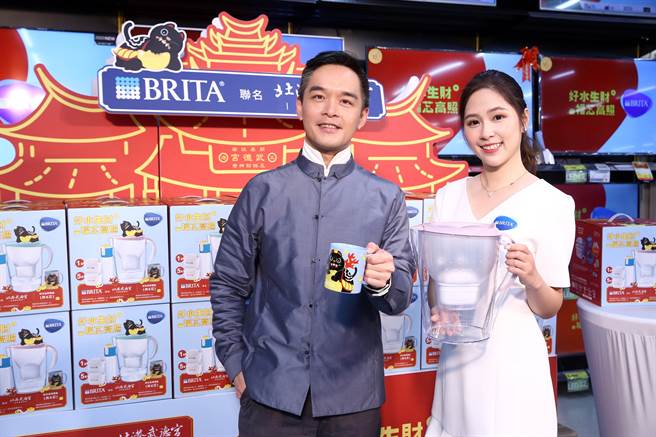 圖一：BRITA台灣碧然德公司行銷總監陳祥麟(左)與Model一同展示好水生財 福「芯」高照春節禮盒組。（BRITA提供）