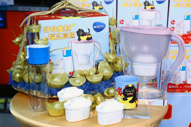 圖二：德國好水專家BRITA，「好水生財 福芯高照」禮盒組，內含馬利拉濾水壺一個、濾水瓶一個、濾芯共 6芯、「虎杯福來」馬克杯一個，1988 元，滿額 2500 元再贈送和風 4 入碗。（BRITA提供）
