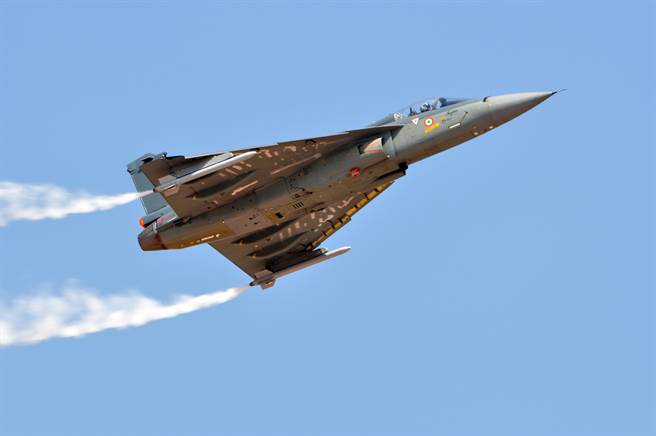 《印度时报》报导，印度空军在「印度制造」的原则下，将大手笔採购83架光辉1A型战机，与56架C-295运输机。图为光辉战机于2015年印度航展亮相。(图/ Shutterstock）