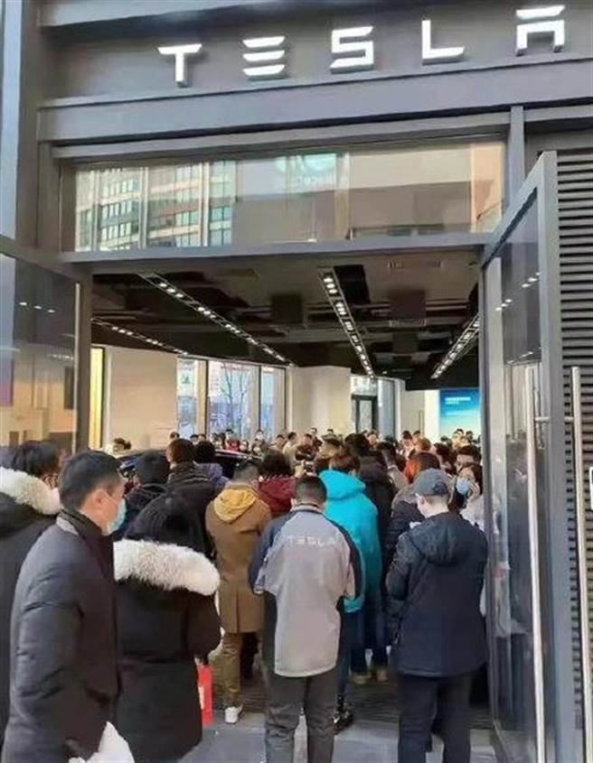 特斯拉新车大降价，引爆消费者订车潮，官网甚至因大量涌入的订单而一度瘫痪，有的买家甚至连车都还没看到就下了订单。（图／网路）