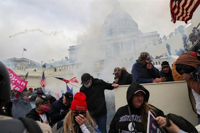 川普支持者與警方在國會大廈外爆發激烈衝突。(路透)