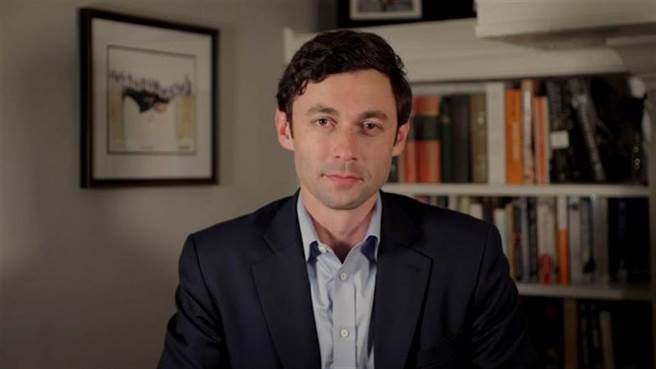 确定乔州决选两席全拿 民主党睽违6年重掌美参院，图为现年仅33岁的纪录片制作人奥索夫，将入主乔治亚州参议院。(图/路透社)