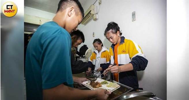 为了提供营养均衡的三餐给学生，黄泰吉每月光是买菜钱就超过5万元，他为筹集经费而频频进出银行押房贷款。（图／黄威彬摄）