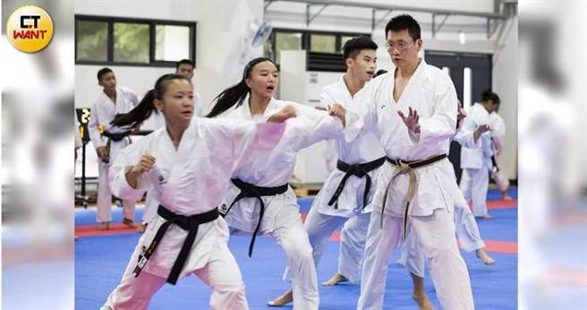 黃泰吉20年來在南投培育出百名國手，為國家抱回至少300面金牌，其徒弟也持續在體壇發光發熱。（圖／黃威彬攝）