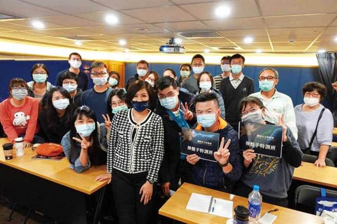 因为一位教师的请求，林恩如开办财商课程，传授她的投资观念。（图／翻摄自林恩如脸书）