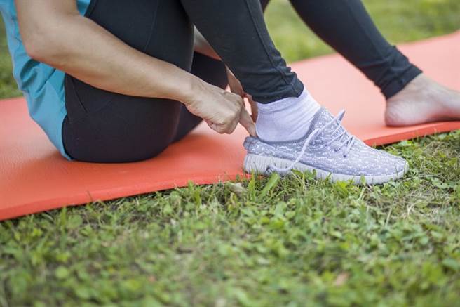 运动鞋保护足部，若是运动量、衝击力少的运动，像是练瑜珈时可不穿，除此之外，运动鞋是运动时足部很重要的一个保护罩，需要好好选择。(图/常春月刊提供)