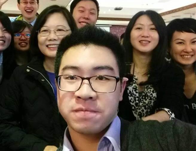 外交部長吳釗燮的兒子吳迪（前），接任民進黨駐美辦公室副主任職務。（圖／摘自吳迪臉書）