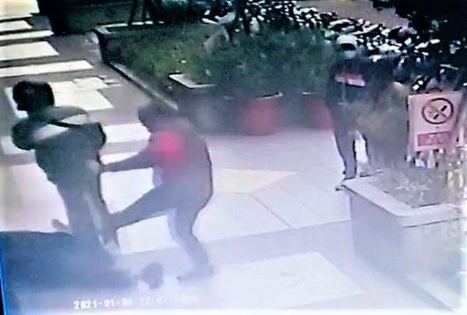 外送员因送餐纠纷，烙人殴打社区保全。（翻摄照片／庄旻静新竹传真）