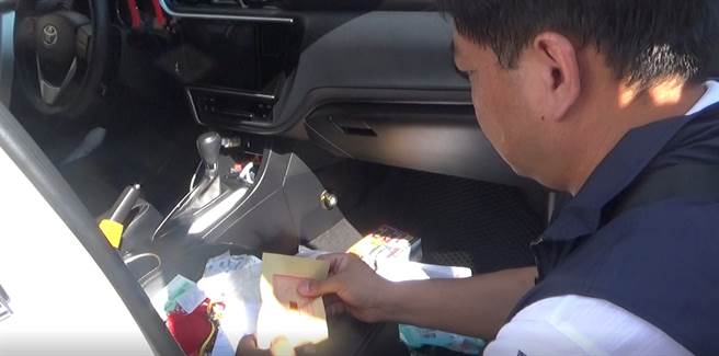 一名以陈姓男子为首之诈欺集团，四处在中部地区流窜设立话务机房行骗，警方在诈骗集团成员身上搜出压轿金。（图／警方提供）