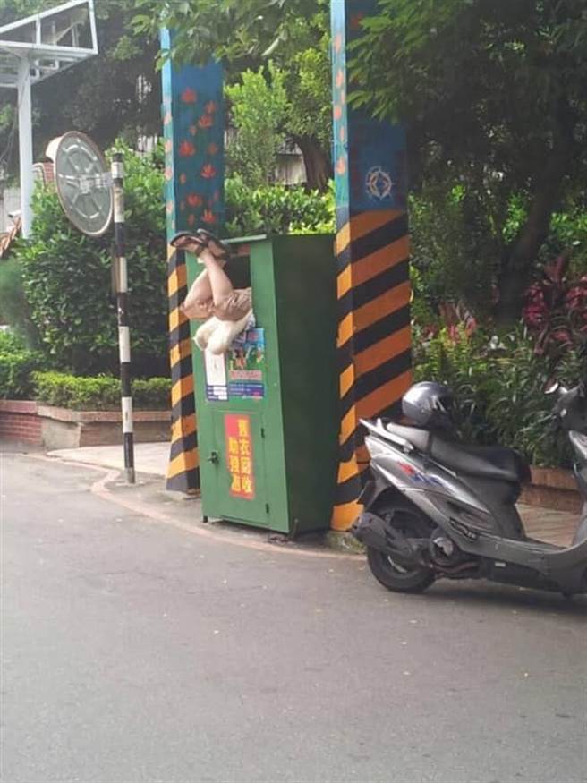 一名地方阿姨「雙腳掛空中」翻回收箱，詭異畫面讓許多網友看呆，有人舉國外的例子表示，這樣的行為超危險，可能不小心被夾死。（圖／翻攝自新路上觀察學院）